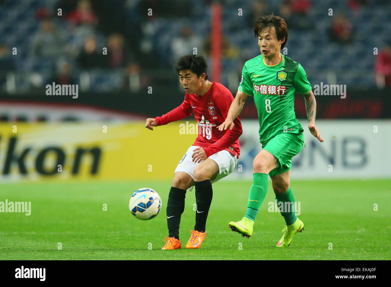 Saitama, Japon. 8Th apr 2015. (L à R) Muto Yuki (REDS), Piao Cheng (Guoan) Football/Football : Ligue des Champions de l'AFC 2015 match du groupe G entre Urawa Reds 1-1 Beijing Guoan à Saitama Stadium 2002 à Saitama, Japon . © YUTAKA/AFLO SPORT/Alamy Live News Banque D'Images