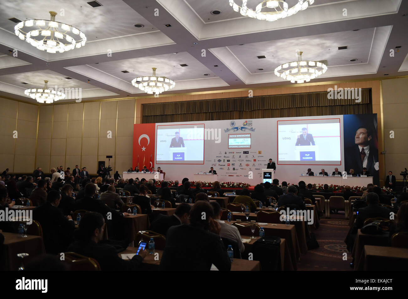 (150409) -- ISTANBUL, 9 avril 2015 (Xinhua) -- Les délégués assistent à la cérémonie d'ouverture du 18e Sommet de l'économie d'Eurasie à Istanbul, Turquie, le 8 avril 2015. La Route de la soie initiative a été présenté comme le nouveau modèle de coopération pour le 21ème siècle au sommet de l'économie d'Eurasie à Istanbul le mercredi. (Xinhua/Il Canling) Banque D'Images