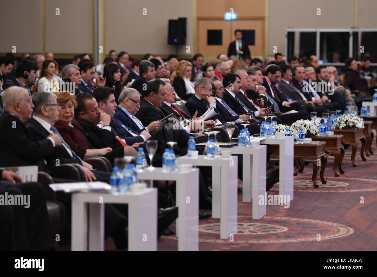 (150409) -- ISTANBUL, 9 avril 2015 (Xinhua) -- Les délégués assistent à la cérémonie d'ouverture du 18e Sommet de l'économie d'Eurasie à Istanbul, Turquie, le 8 avril 2015. La Route de la soie initiative a été présenté comme le nouveau modèle de coopération pour le 21ème siècle au sommet de l'économie d'Eurasie à Istanbul le mercredi. (Xinhua/Il Canling) Banque D'Images