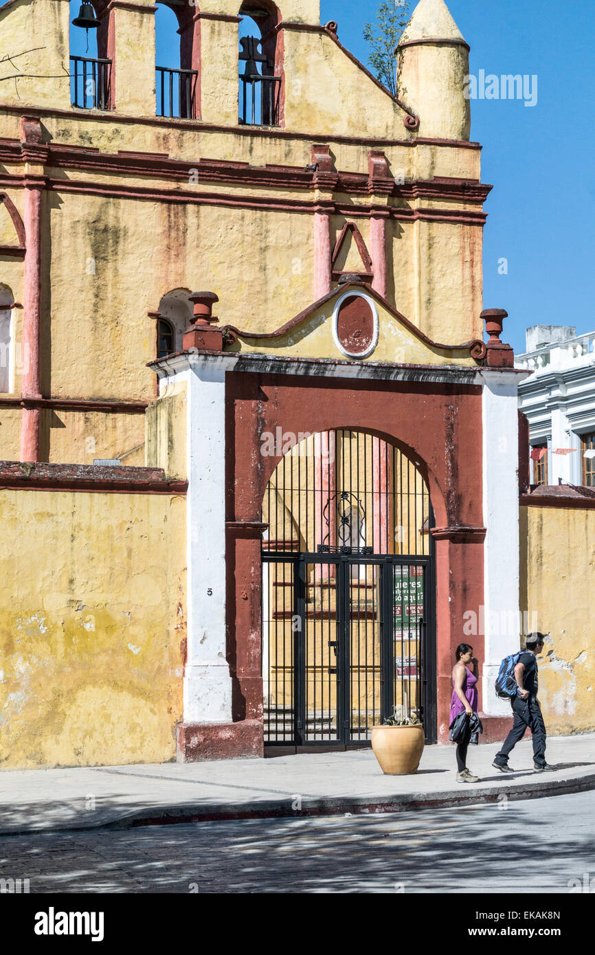 Chaussures de marche en couple passent devant l'église de la colonie espagnole de San Nicolas en face de Zocalo San Cristobal de las Casas Banque D'Images