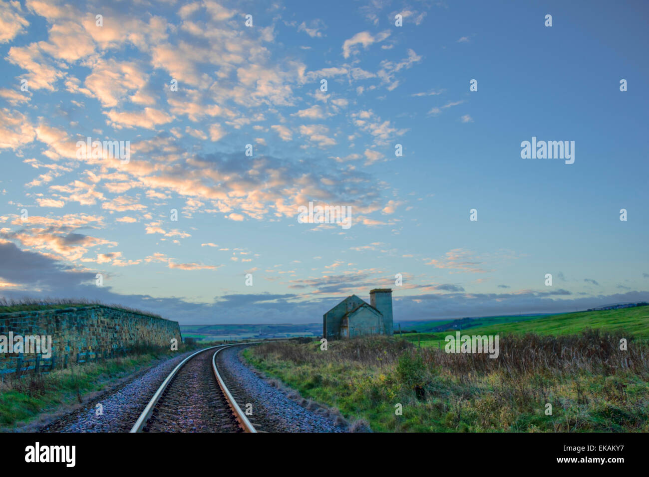 La ligne ferroviaire à voie unique passé en courant la maison VENTILATEUR GUIBAL HUNTCLIFF abandonnés Banque D'Images