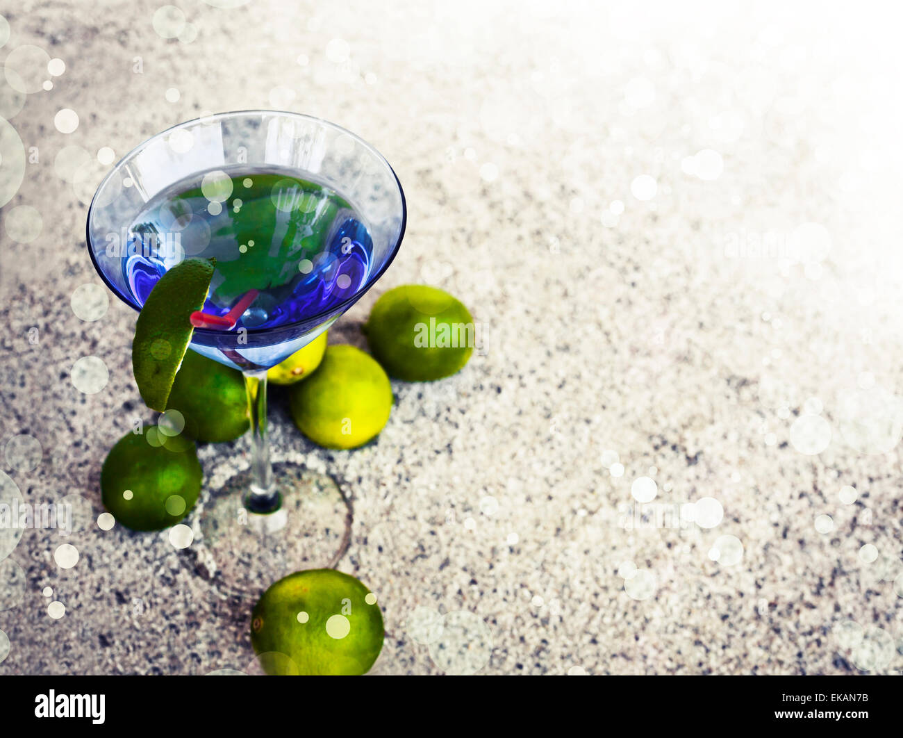 Fond de plage avec du sable de plage, rythme copie thème d'été, verre à cocktail avec parasol et une paille sur la texture du sable Banque D'Images