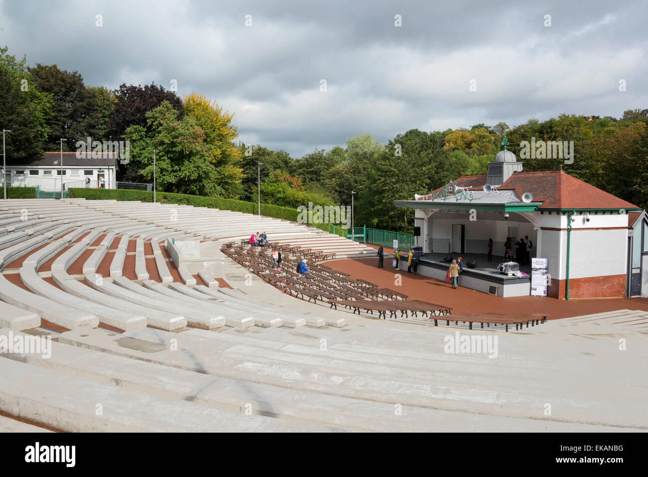 Kelvingrove Park Bandstand à Glasgow avec sièges de style amphithéâtre. Banque D'Images