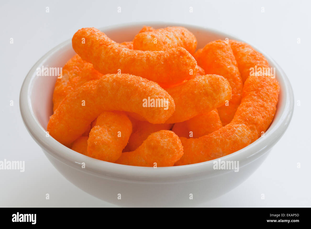 Cheetos bouffées de fromage dans un bol - USA Banque D'Images