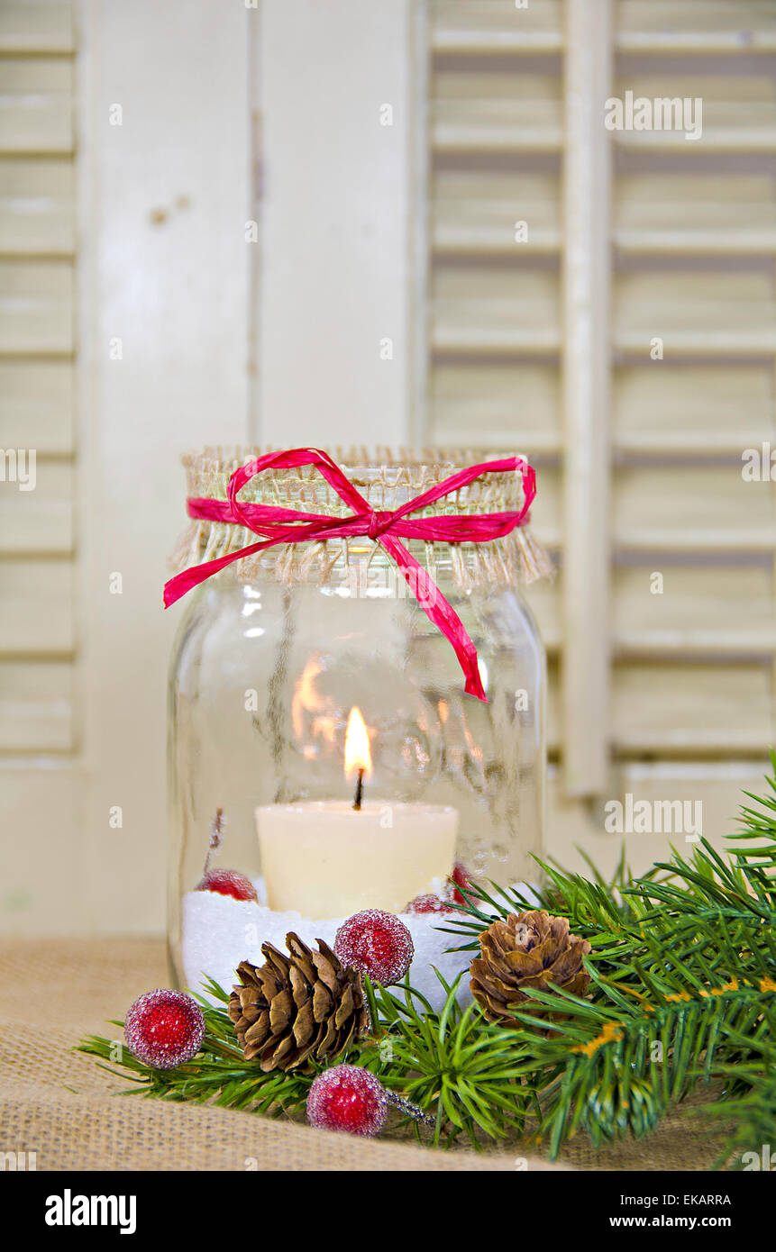 Bougie dans pot Mason avec pin de Noël et de baies. Banque D'Images Bougie dans pot Mason avec pin de Noël et de baies. Banque D'Images