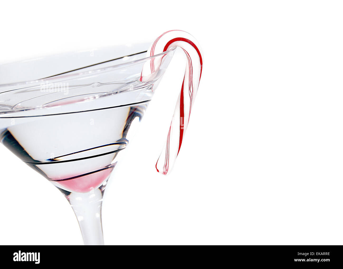 Candy Cane martini sur verre isolé sur blanc. Banque D'Images