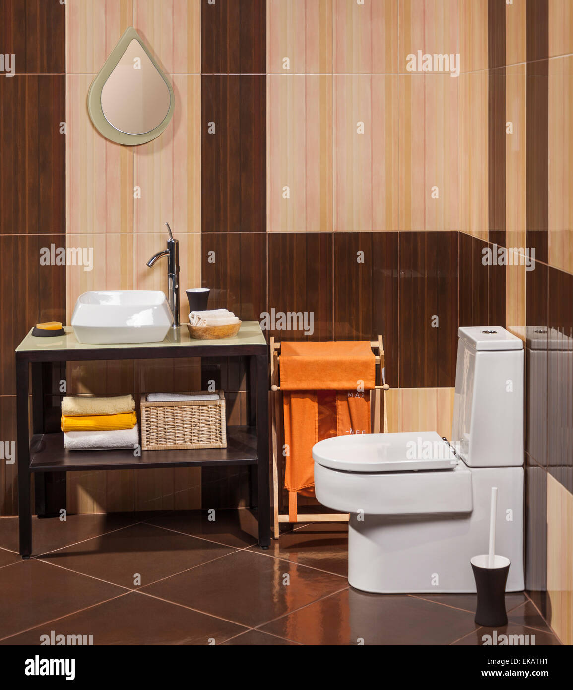Détail d'une salle de bains moderne avec lavabo, toilette et panier de blanchisserie Banque D'Images
