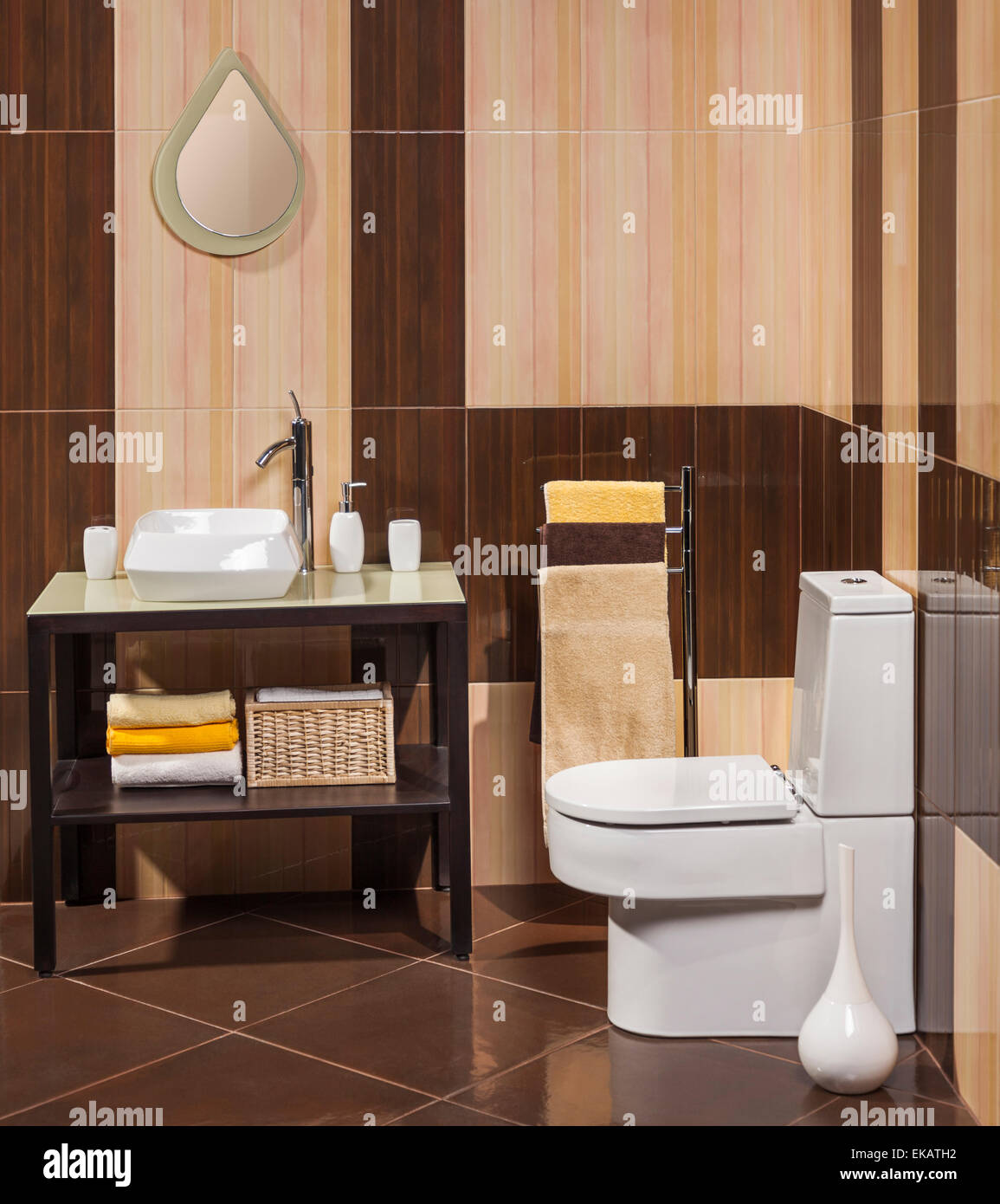 Détail d'une salle de bains moderne avec lavabo, toilettes et sèche-serviettes Banque D'Images