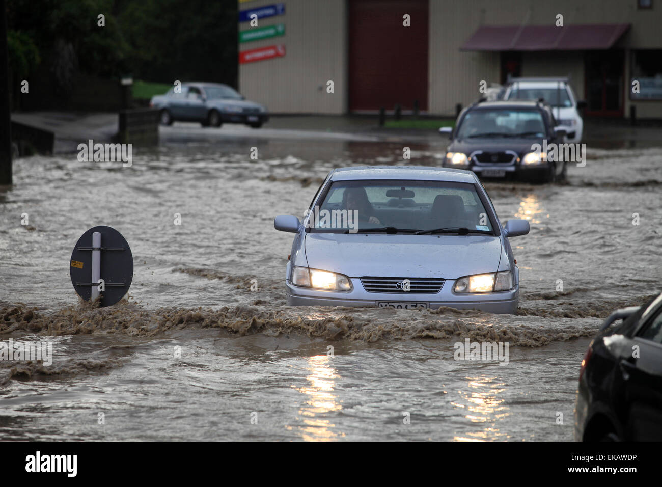 Les voitures se déplacent à travers l'inondation dans la région de Nelson, Nouvelle-Zélande après une forte averse de pluie Banque D'Images