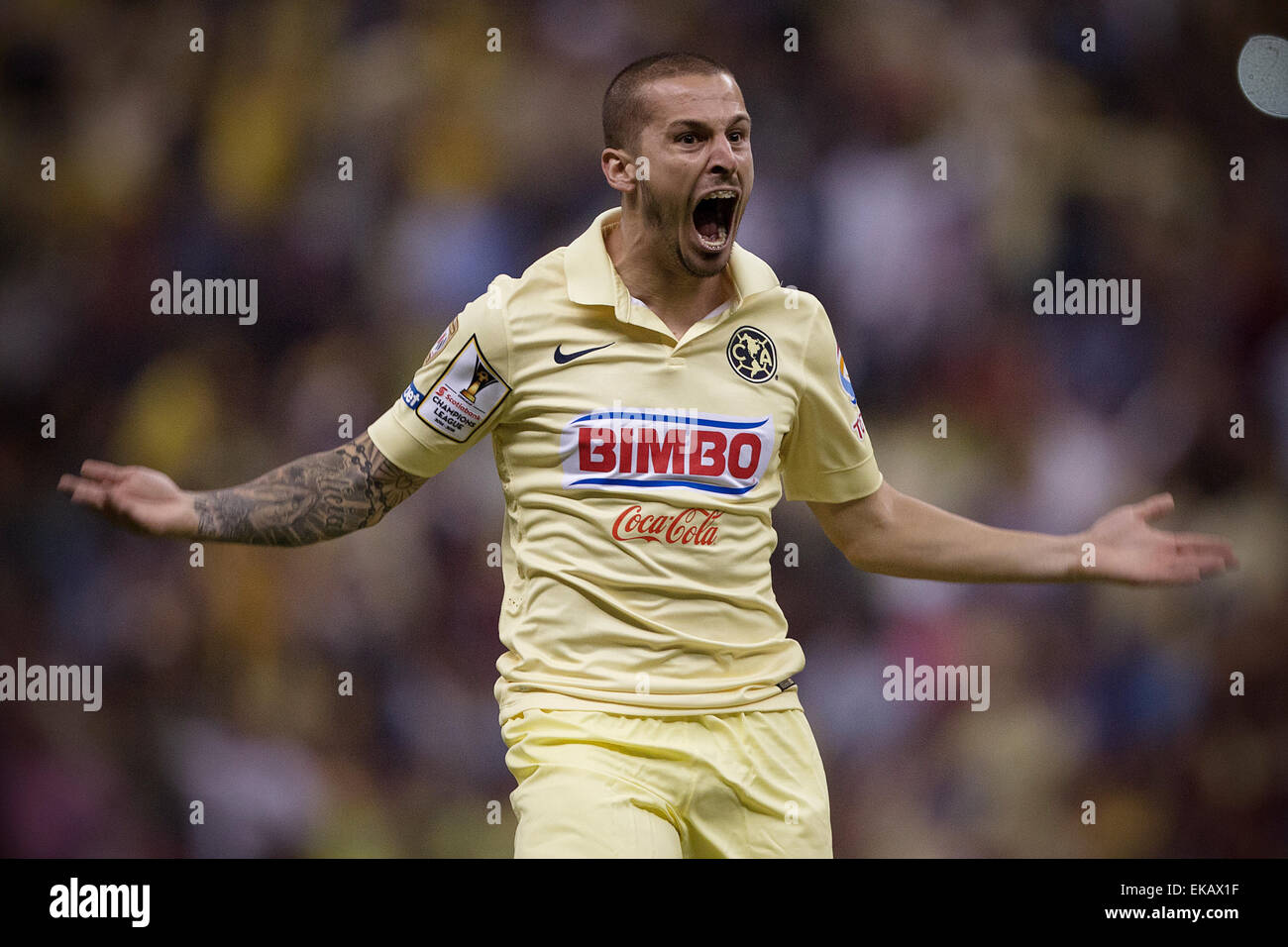 La ville de Mexico, Mexique. 8Th apr 2015. America's Dario Benedetto célèbre après avoir marqué pendant la deuxième demi-finale aller de la Confédération de l'Amérique du Nord, Centrale et Caraïbes de Football Association (Ligue des Champions de la CONCACAF) contre Herediano, tenue au stade Azteca de Mexico, capitale du Mexique, le 8 avril 2015. © Alejandro Ayala/Xinhua/Alamy Live News Banque D'Images