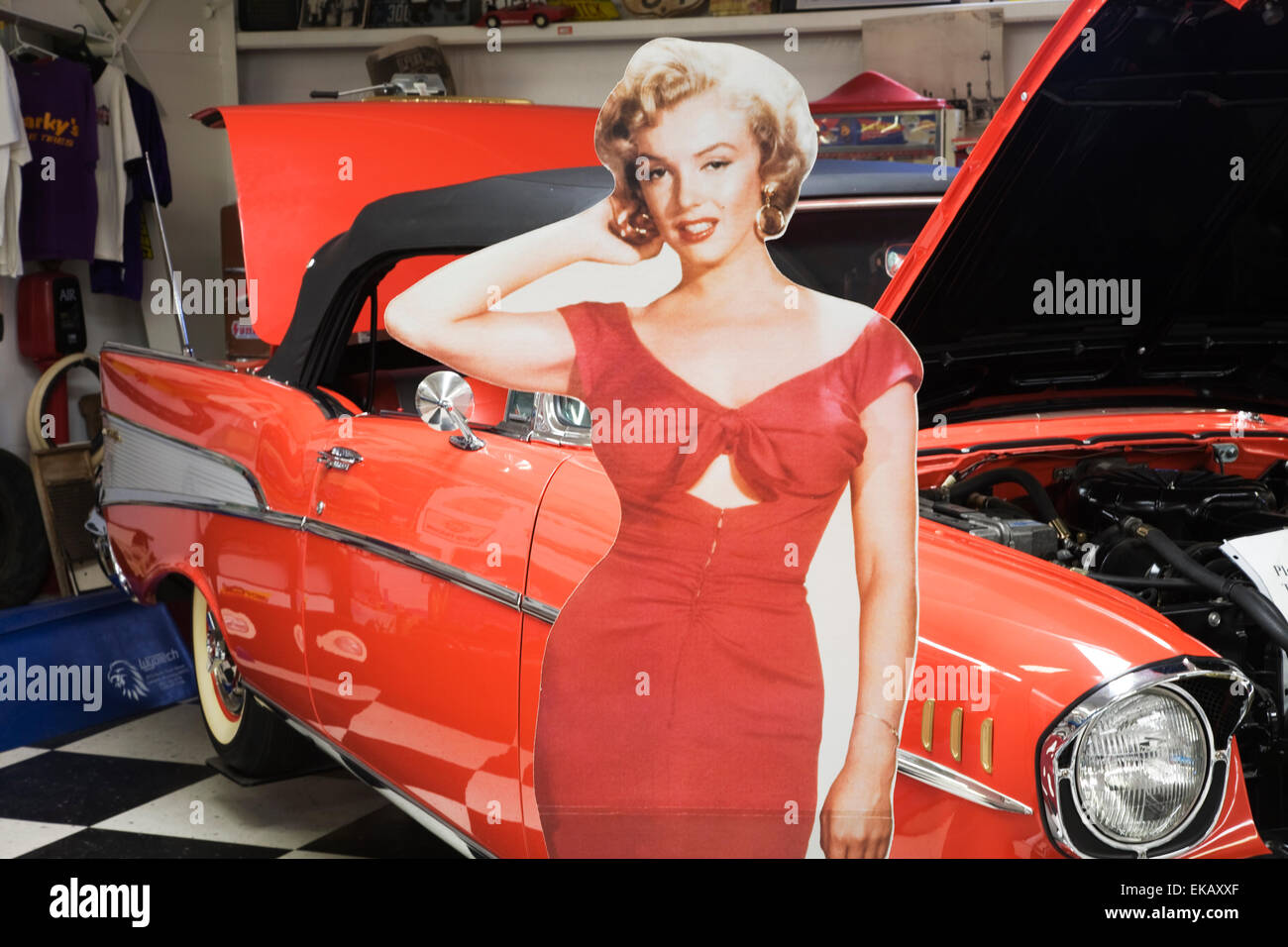 Une vie de Marilyn Monroe découpe taille debout à côté d'un Chevy 1957 cabriolet rappelle aux visiteurs des années 60. Banque D'Images