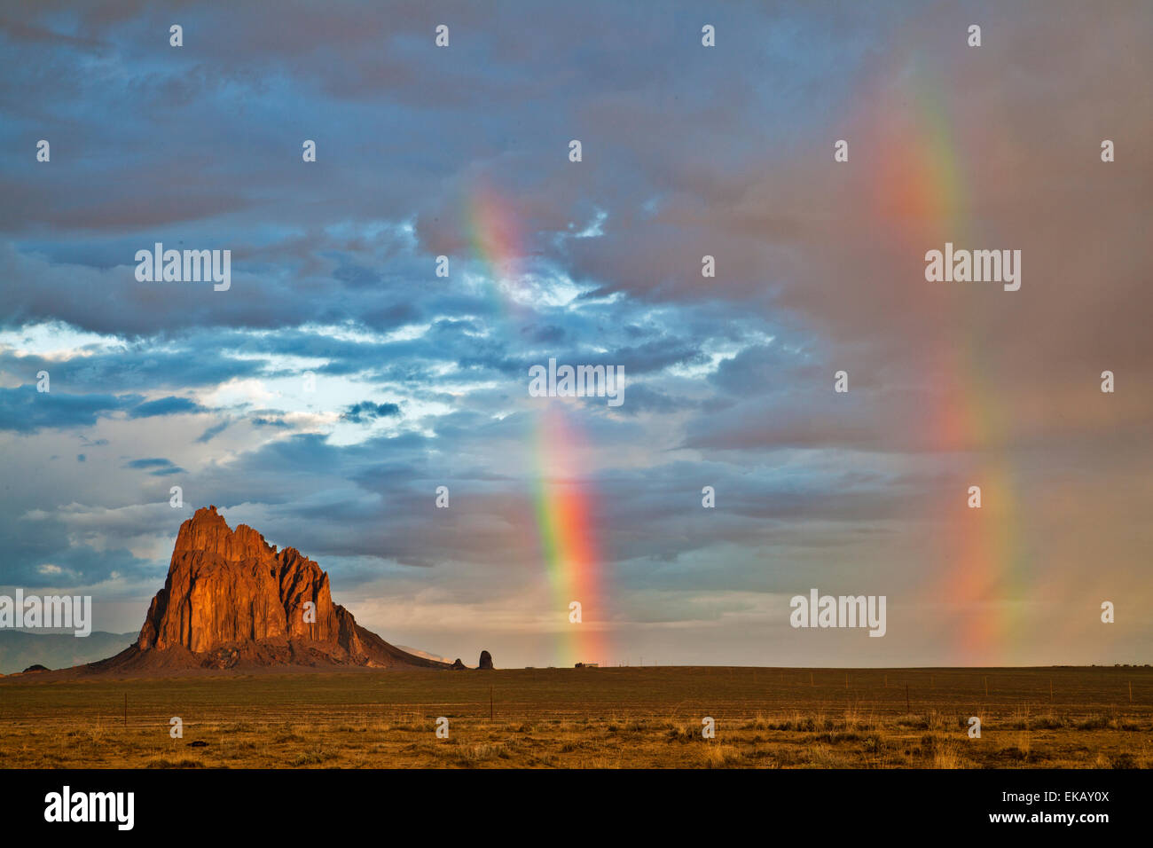 Les dix-sept cents pieds au sujet de la plaine de Shiprock, est le vestige d'un cœur volcanique de basalte. Banque D'Images