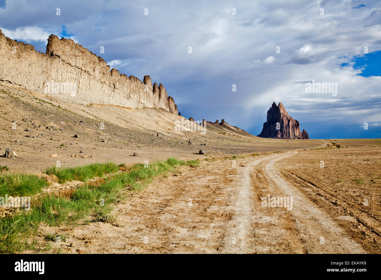 Les dix-sept cents pieds au sujet de la plaine de Shiprock, est le vestige d'un cœur volcanique de basalte. Banque D'Images