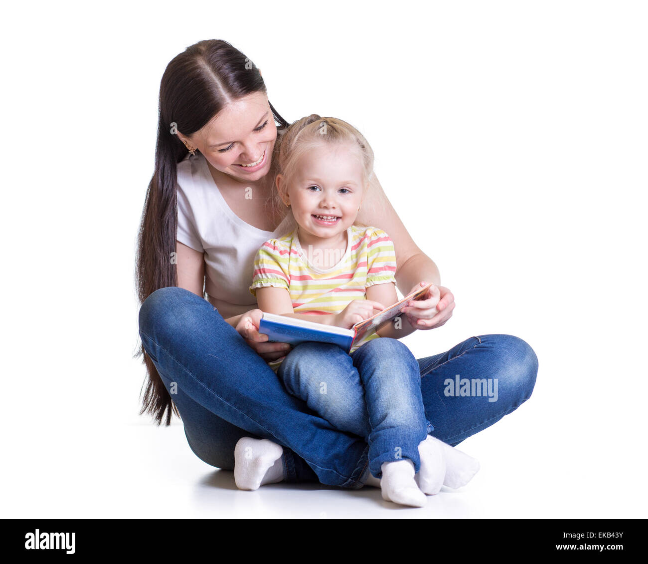 Mère heureuse de lire un livre pour baby girl Banque D'Images