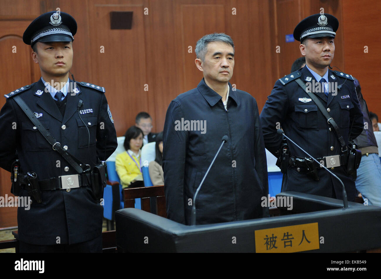 Xi'an. Apr 9, 2015. Shaohua Liao, un ancien fonctionnaire de rang élevé dans le sud-ouest de la Chine, de la province du Guizhou, est jugé par le tribunal intermédiaire du peuple, à Xi'an, capitale de la Province chinoise de Shaanxi nord-ouest, le 9 avril 2015. Liao a été condamné à 16 ans de prison pour corruption et abus de pouvoir de jeudi. © Xinhua/Alamy Live News Banque D'Images