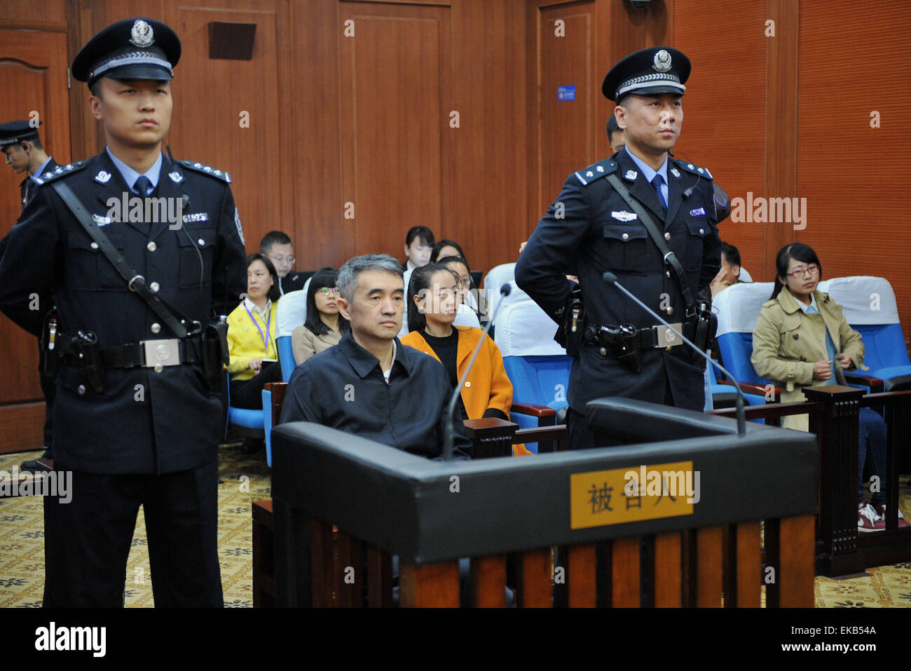 Xi'an. Apr 9, 2015. Shaohua Liao, un ancien fonctionnaire de rang élevé dans le sud-ouest de la Chine, de la province du Guizhou, est jugé par le tribunal intermédiaire du peuple, à Xi'an, capitale de la Province chinoise de Shaanxi nord-ouest, le 9 avril 2015. Liao a été condamné à 16 ans de prison pour corruption et abus de pouvoir de jeudi. © Xinhua/Alamy Live News Banque D'Images