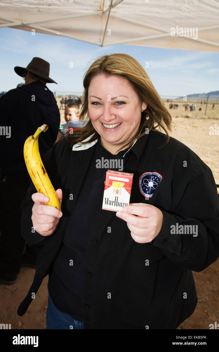 Physicien santé Shannan Boggs explique au visiteur au site Trinity que les cigarettes et les bananes sont parmi les nombreux éléments communs Banque D'Images