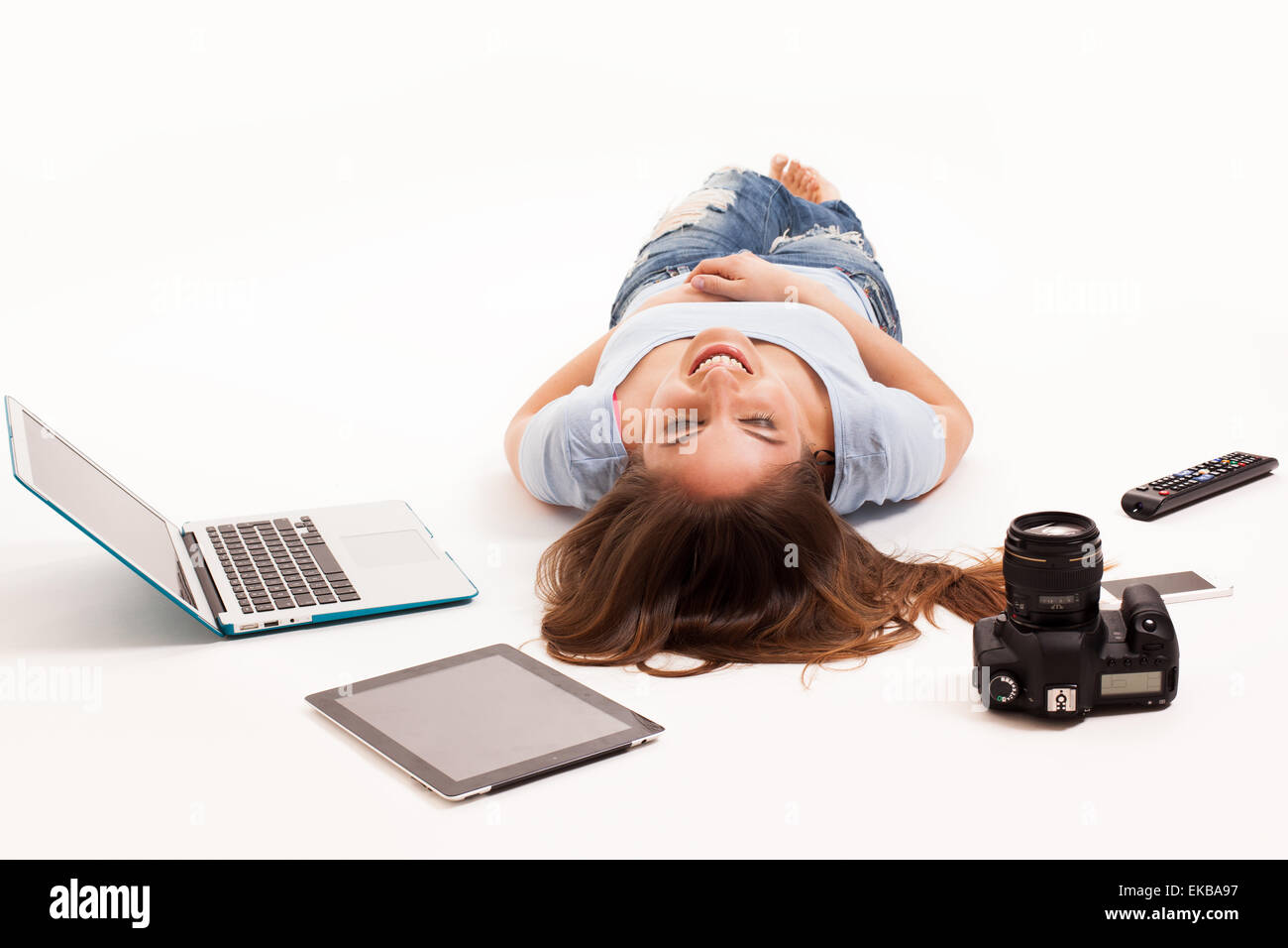 Jeune femme de race blanche avec des équipements électroniques Banque D'Images