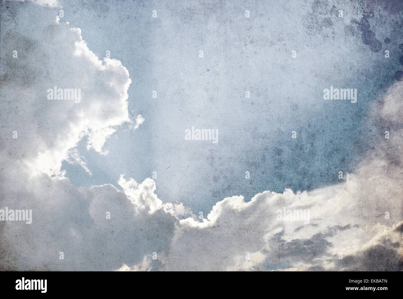 Grunge image de soleil et de nuages dans le ciel Banque D'Images