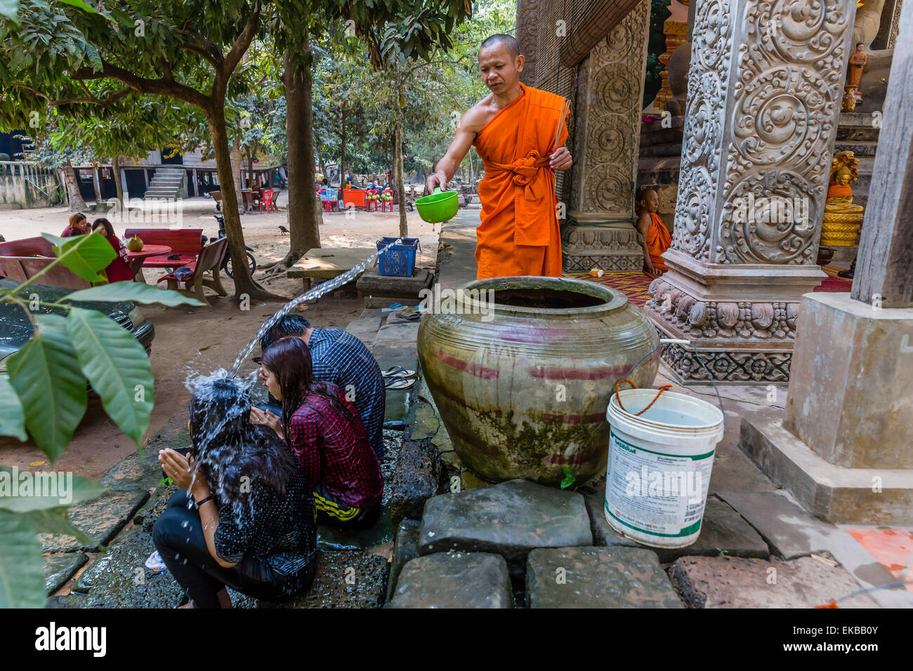 Bénédiction de l'eau offre un moine bouddhiste près de Prasat du Bayon, Angkor Thom, Angkor, la Province de Siem Reap, Cambodge, Indochine, Asie Banque D'Images