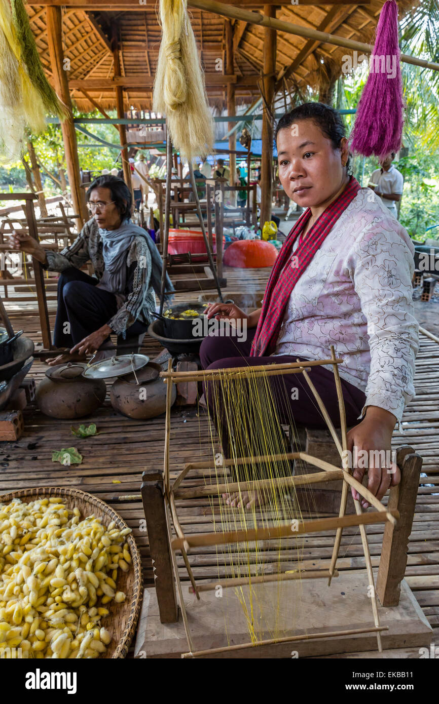 Soie filage à partir de vers à soie dans le village de Koh Oaknha Tey, Cambodge, Indochine, Asie du Sud-Est, l'Asie Banque D'Images