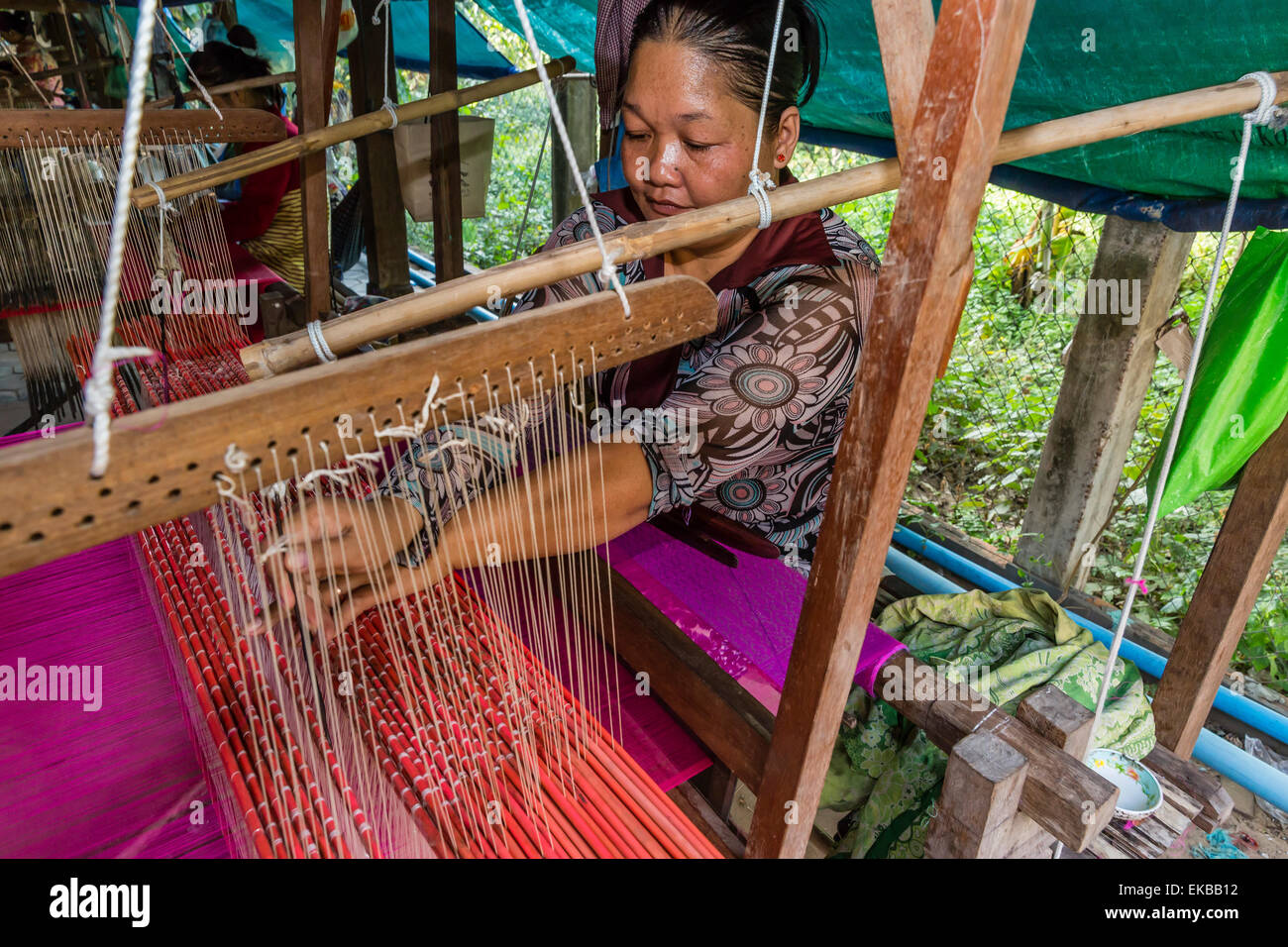 Tissage sur soie sur un métier à tisser en bois dans le village de Koh Oaknha Tey, Cambodge, Indochine, Asie du Sud-Est, l'Asie Banque D'Images