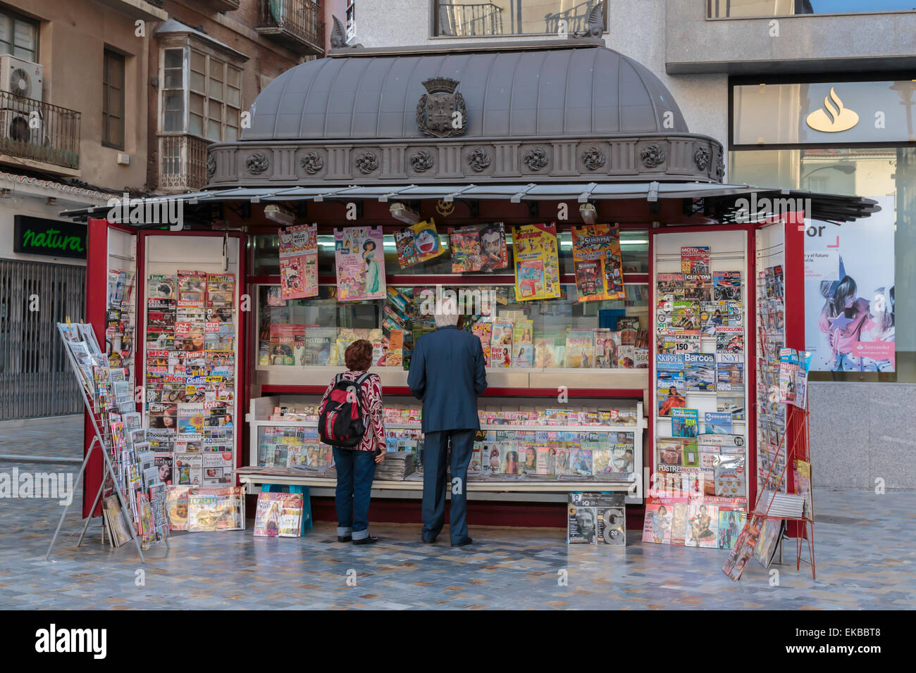 Les gens sont à un kiosque de journaux et de magazines rouge avec toit de fantaisie, Carthagène, Région de Murcie, Espagne, Europe Banque D'Images