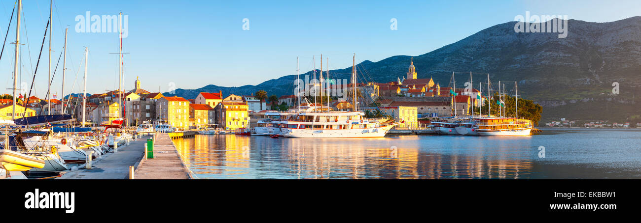 Le pittoresque village côtier de Korcula allumé au lever du soleil, la ville de Korcula, Korcula, Dubrovnik, Croatie, Europe Banque D'Images