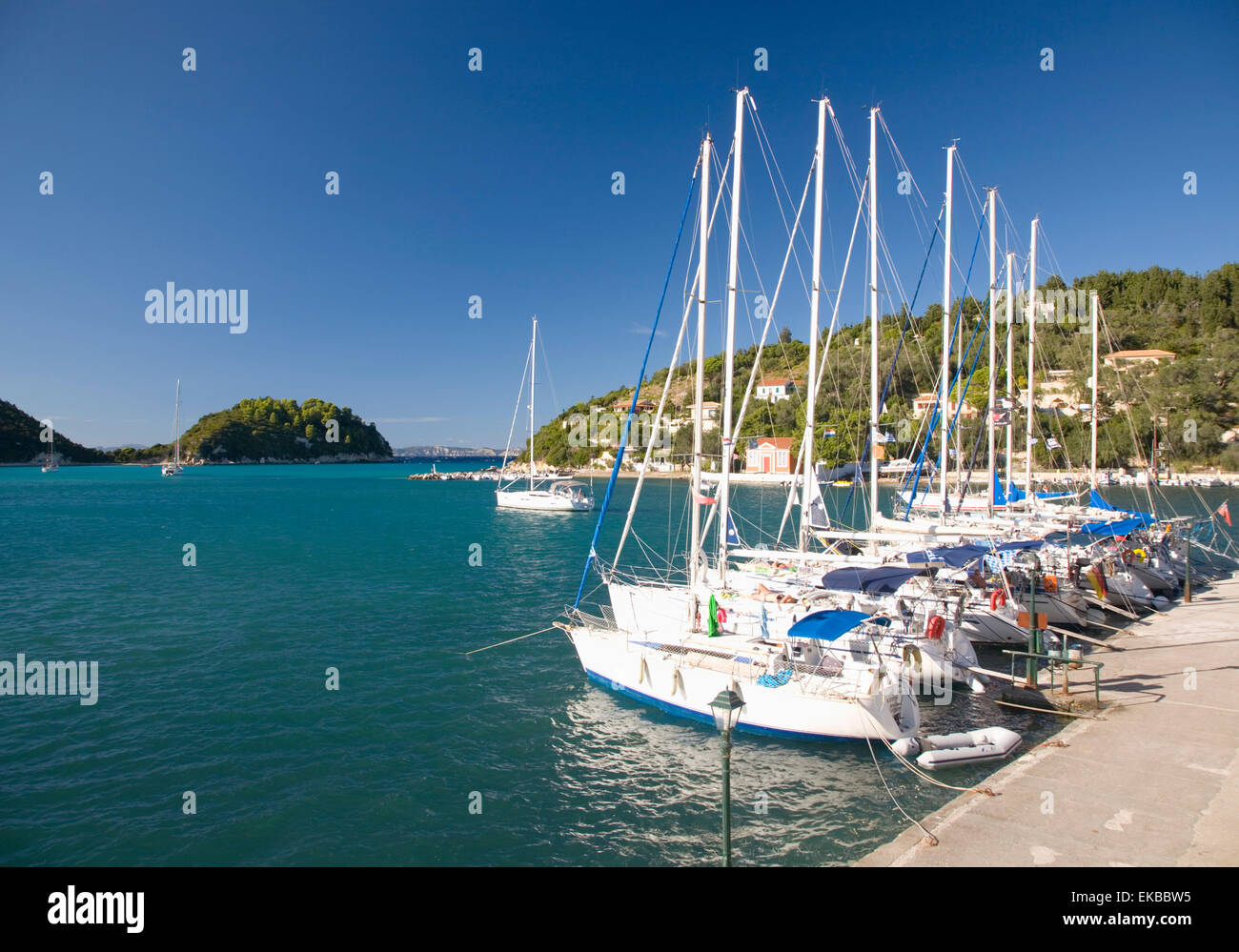 Vue sur la baie de Lakka, yachts alignés le long du quai, Lakka, Paxos, Paxi, Corfou, îles Ioniennes, îles grecques, Grèce, Europe Banque D'Images