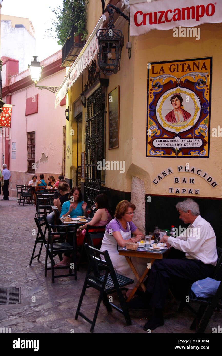 Les gens assis à un bar à tapas dans la région de Barrio Santa Cruz, Séville, Andalousie, Espagne, Europe Banque D'Images