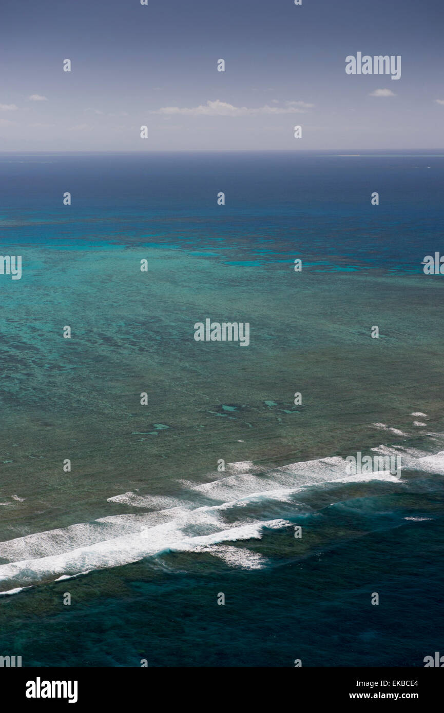 Photographie aérienne de formations de récifs coralliens de la Grande Barrière de corail, l'UNESCO, près de Cairns, Queensland du Nord, Australie, Pacifique Banque D'Images