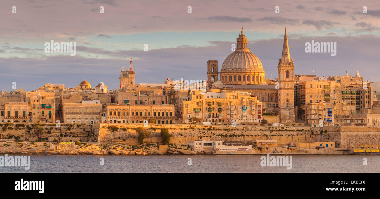 Valletta skyline panorama au coucher du soleil avec le dôme de l'église des Carmes et St Pauls cathédrale anglicane, La Valette, Malte Banque D'Images