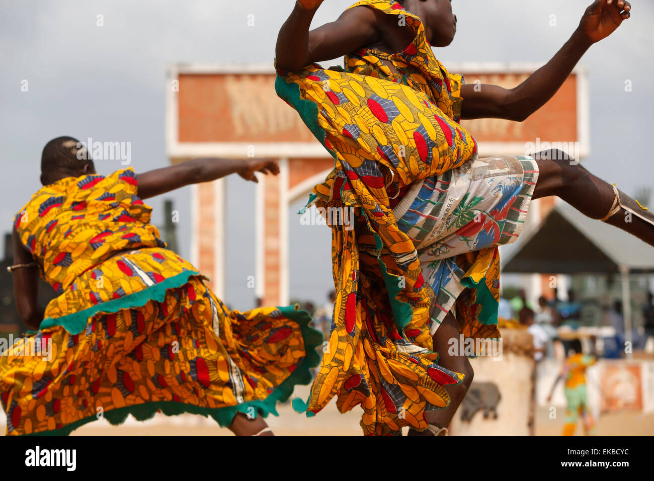 Les dévots de Sag bata le dieu Vaudou de la mort, de la maladie et de la peste, de la danse au festival vaudou de Ouidah, Ouidah, Bénin Banque D'Images