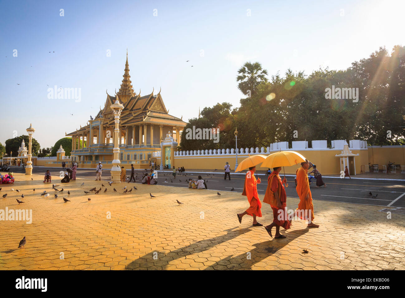 Les moines bouddhistes, sur une place en face du Palais Royal, Phnom Penh, Cambodge, Indochine, Asie du Sud, Asie Banque D'Images