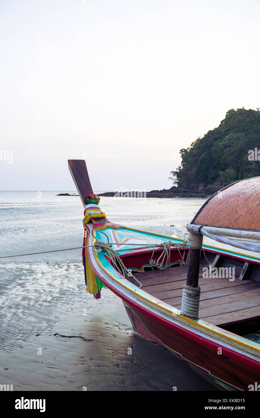 Bateau Longtail sur Ko Lanta (KOH), Thaïlande, Asie du Sud, Asie Banque D'Images
