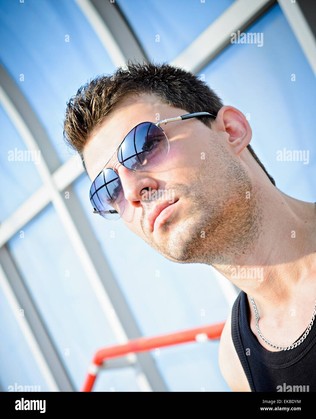 Fashion shot : closeup portrait of handsome young man wearing sunglasses Banque D'Images