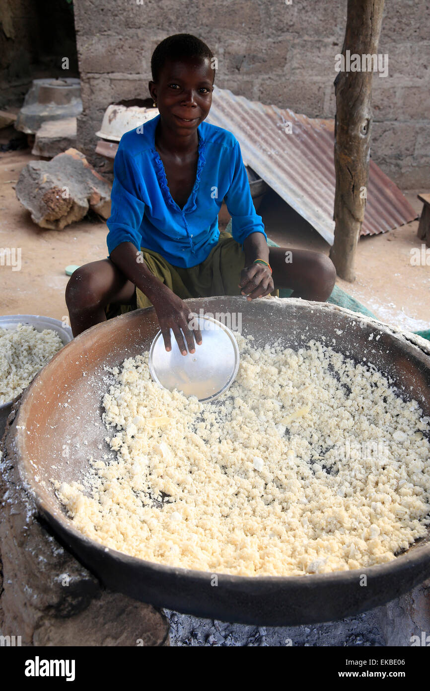 Le séchage du manioc dans le village africain de datcha, Togo, Afrique de l'Ouest, l'Afrique Banque D'Images