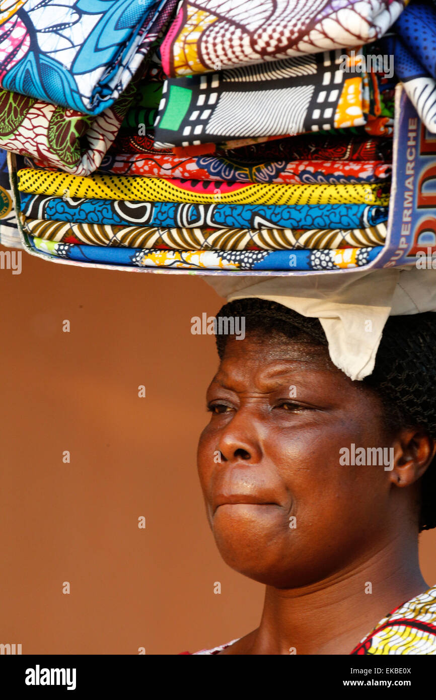 Vendeur de rue, la vente de tissus africains, Lomé, Togo, Afrique de l'Ouest, l'Afrique Banque D'Images