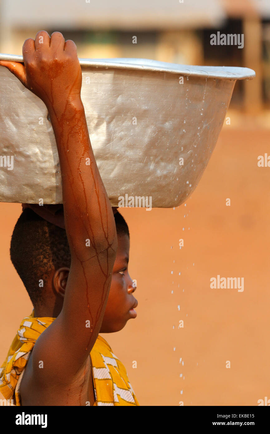 Corvée d'eau dans un village africain, le Togo, l'Afrique de l'Ouest, l'Afrique Banque D'Images