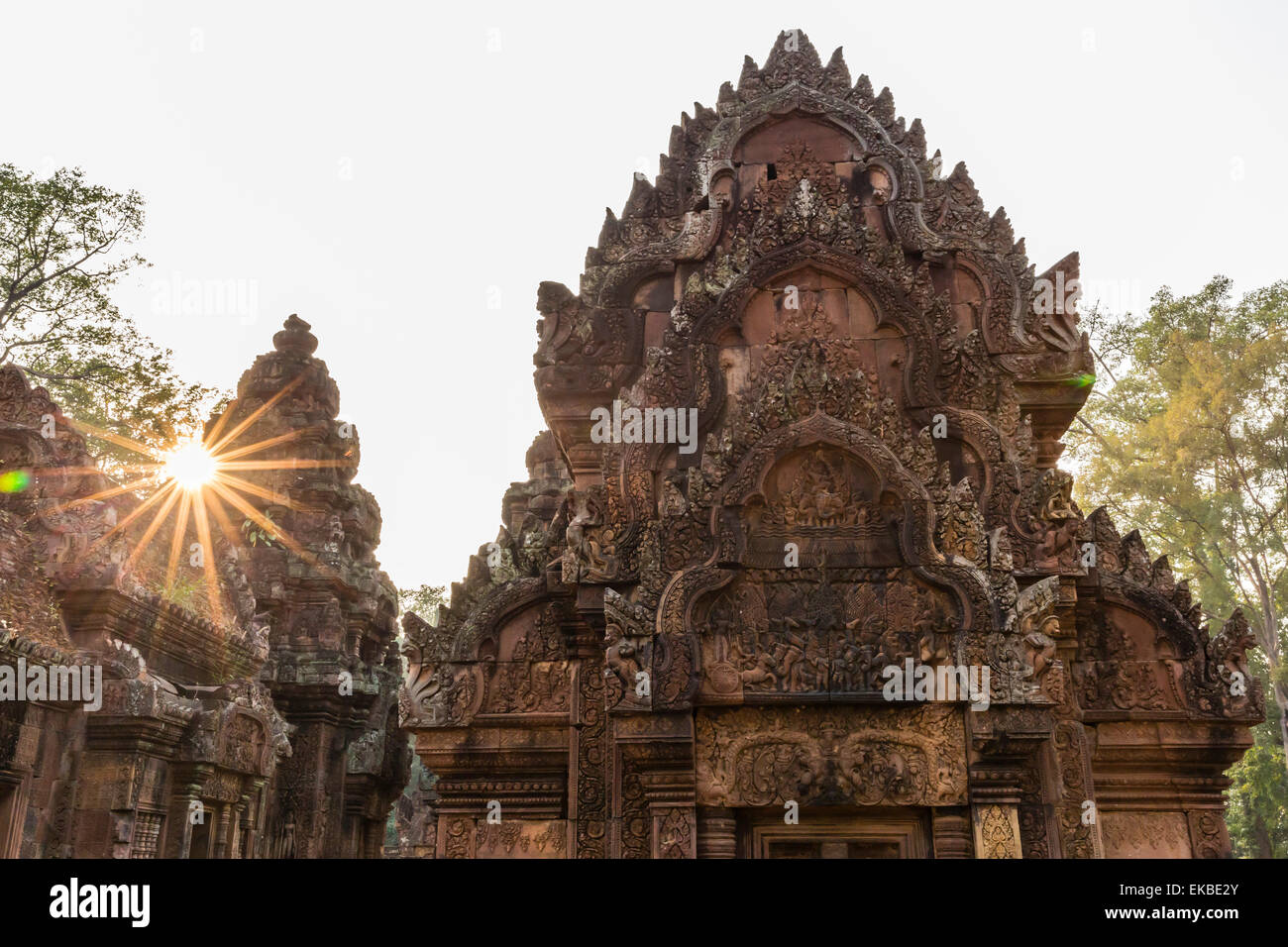 Sculptures décoratives en grès rouge au coucher du soleil au Temple de Banteay Srei à Angkor, l'UNESCO, Siem Reap, Cambodge, Indochine, Asie Banque D'Images