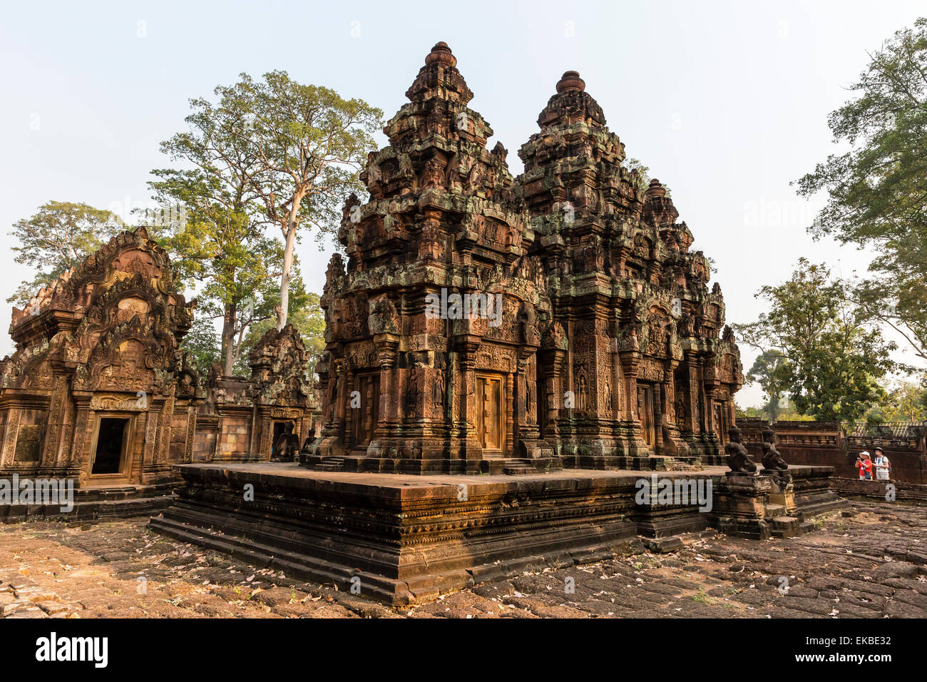 Sculptures en grès rouge ornée au Temple de Banteay Srei à Angkor, l'UNESCO, Siem Reap, Cambodge, Indochine, Asie du Sud-Est, l'Asie Banque D'Images