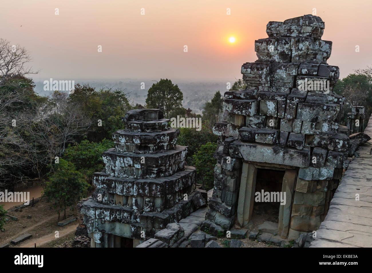 Vue du coucher de soleil depuis Phnom Bakheng, Angkor, Site du patrimoine mondial de l'UNESCO, Siem Reap, Cambodge, Indochine, Asie du Sud-Est, l'Asie Banque D'Images