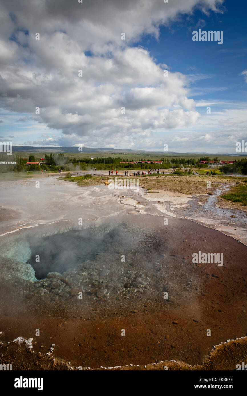 Une piscine avec hotspring géothermique minéraux dissous, Geysir, cercle d'or, de l'Islande, les régions polaires Banque D'Images