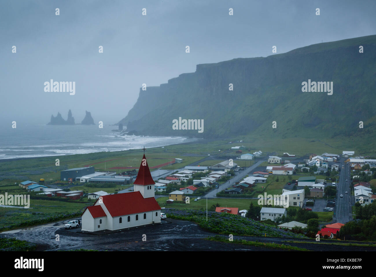 Vue sur le village de Vik un jour de pluie, l'Islande, les régions polaires Banque D'Images
