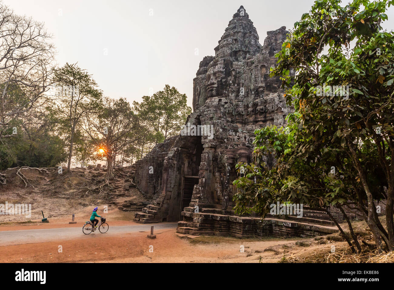 Location en passant par la porte sud à Angkor Thom, Angkor au lever du soleil, l'UNESCO, la Province de Siem Reap, Cambodge, Indochine, Asie Banque D'Images