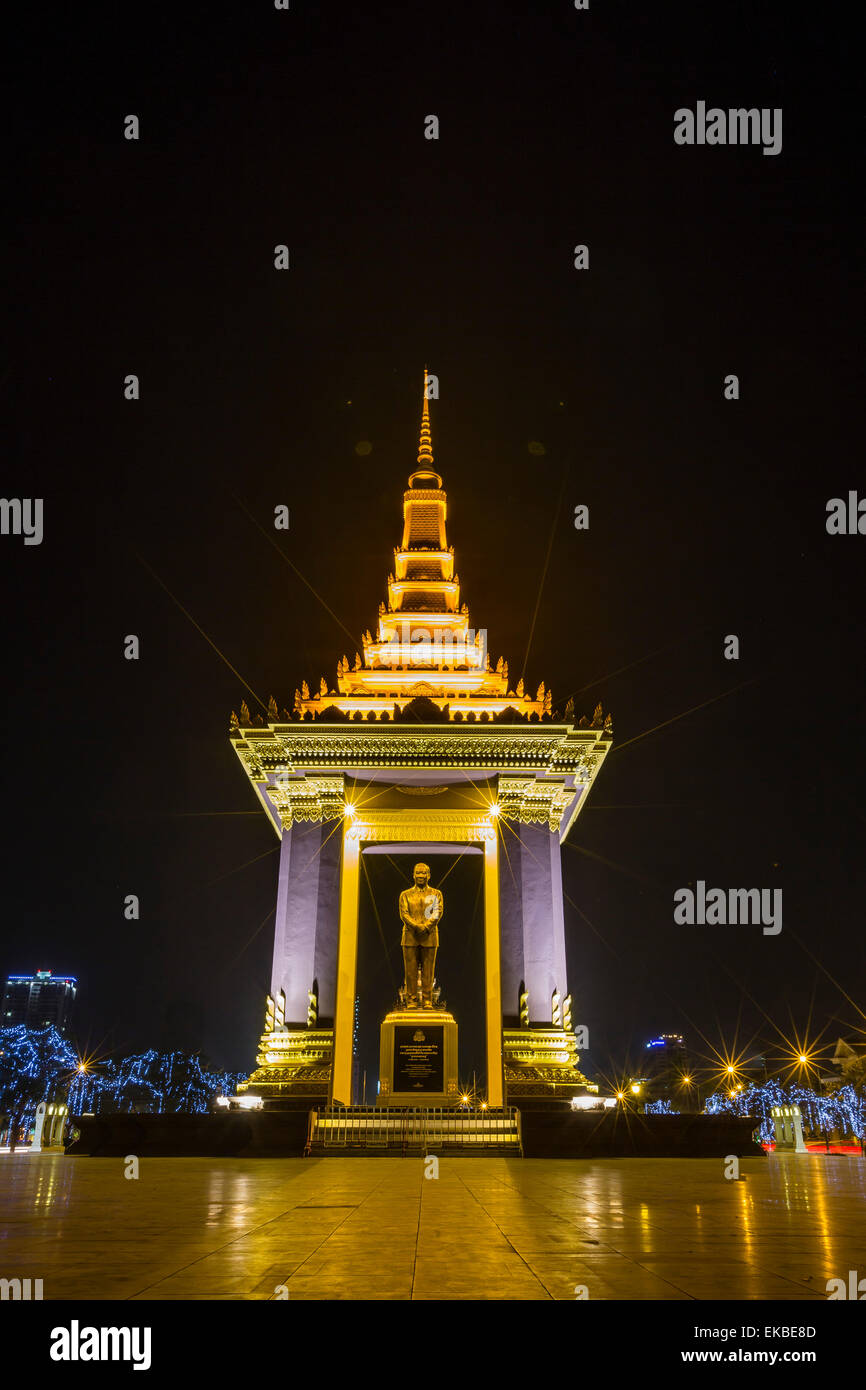 Photographie de nuit de la Statue de Norodom Sihanouk, Phnom Penh, Cambodge, Indochine, Asie du Sud, Asie Banque D'Images