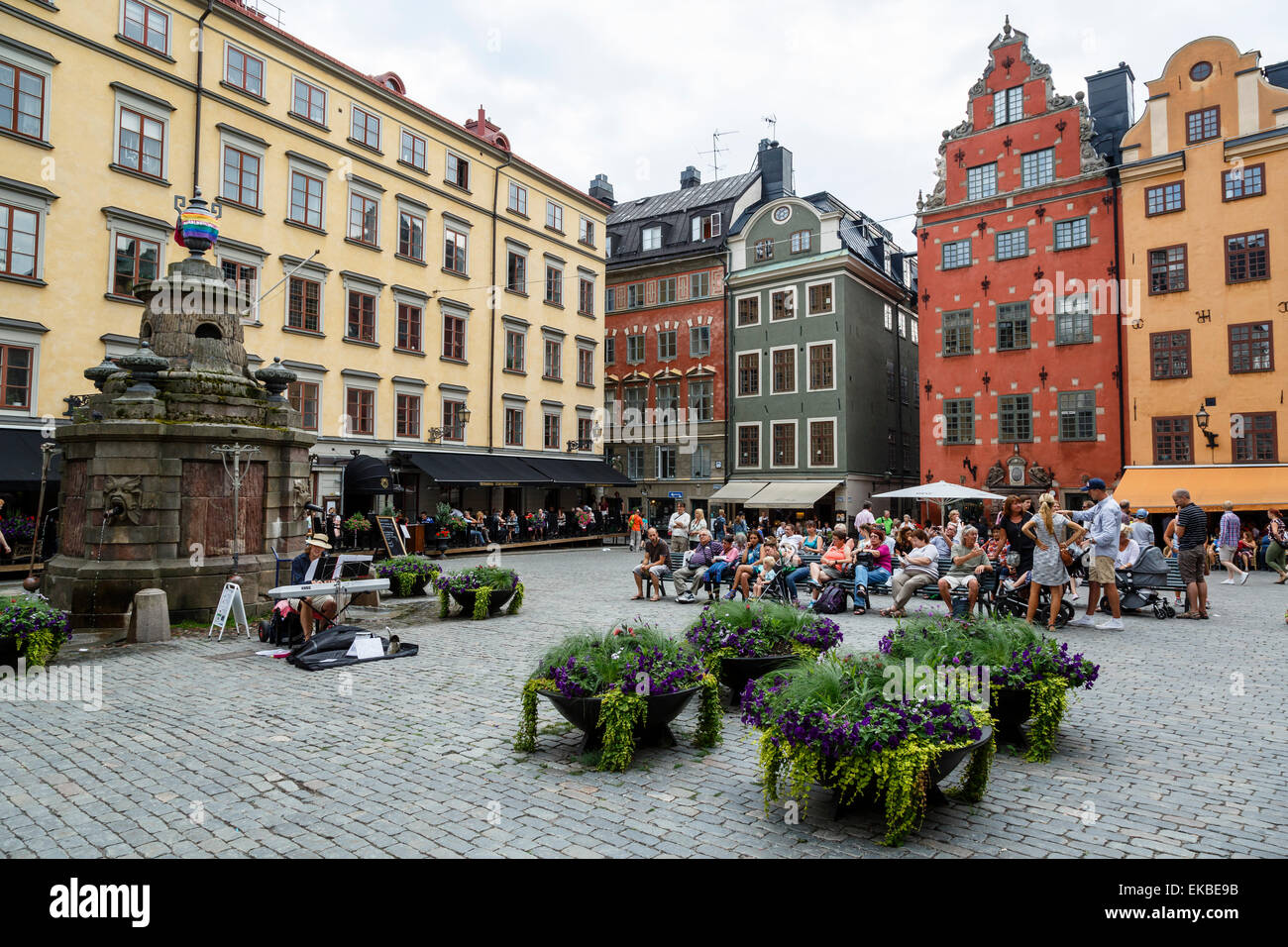 Les gens assis à la place Stortorget à Gamla Stan, Stockholm, Suède, Scandinavie, Europe Banque D'Images