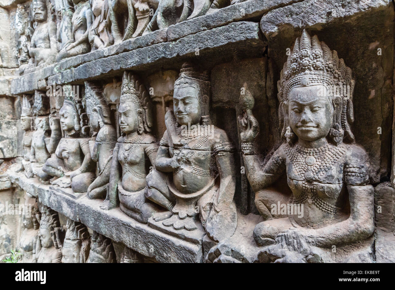 Dans les sculptures de l'Apsara terrasse du Roi Lépreux à Angkor Thom, Angkor, Cambodge, l'UNESCO, l'Indochine, l'Asie du Sud-Est, Asie Banque D'Images