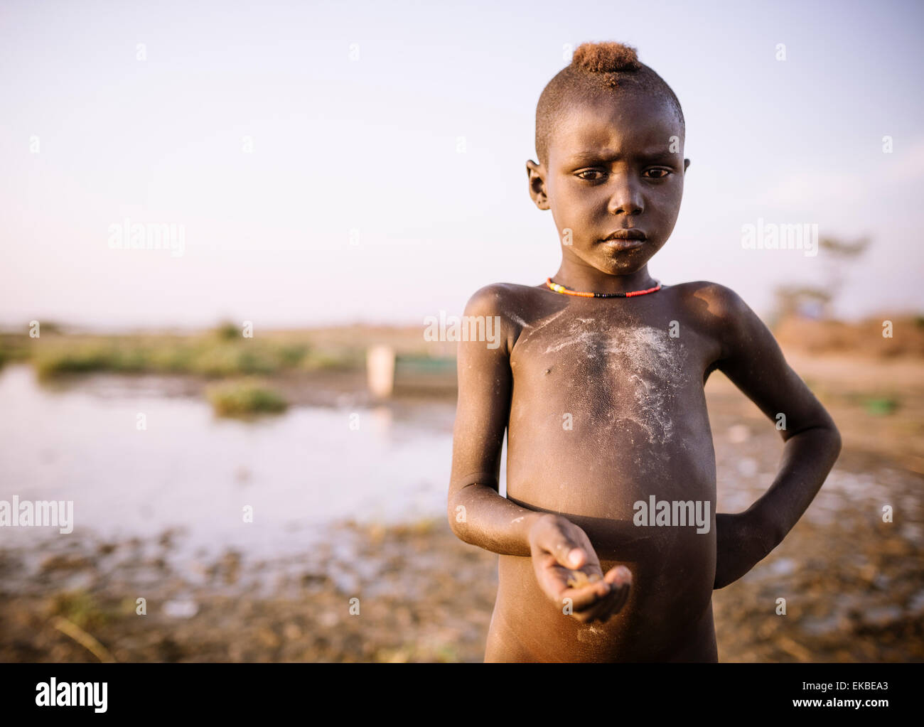 Les enfants de la pêche sur les rives du lac Turkana, Tribu Dassanech, vallée de l'Omo, Ethiopie, Afrique Banque D'Images