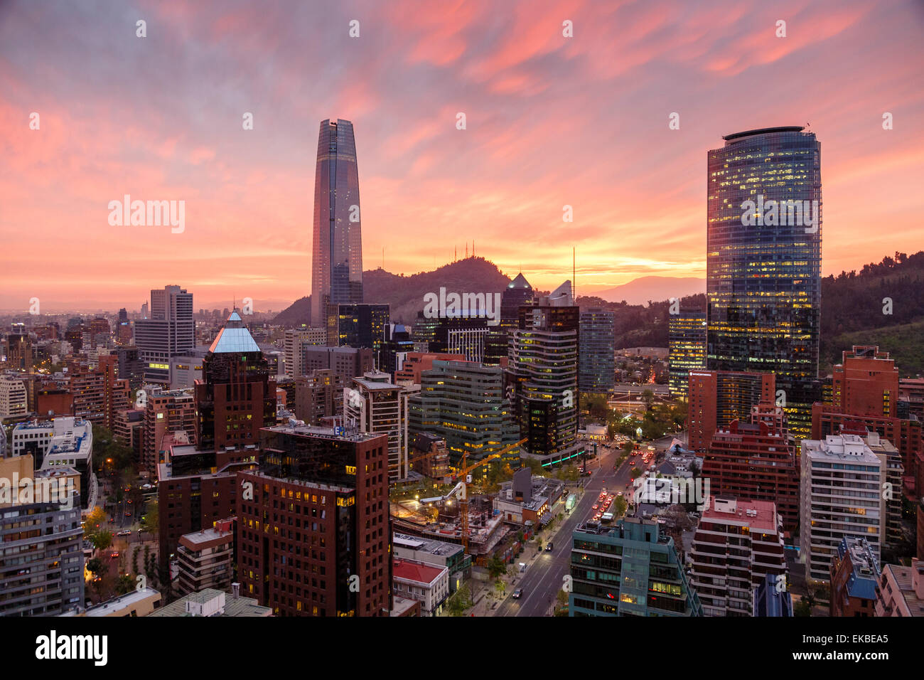 Toits de Santiago avec le Gran Torre, Santiago, Chili, Amérique du Sud Banque D'Images